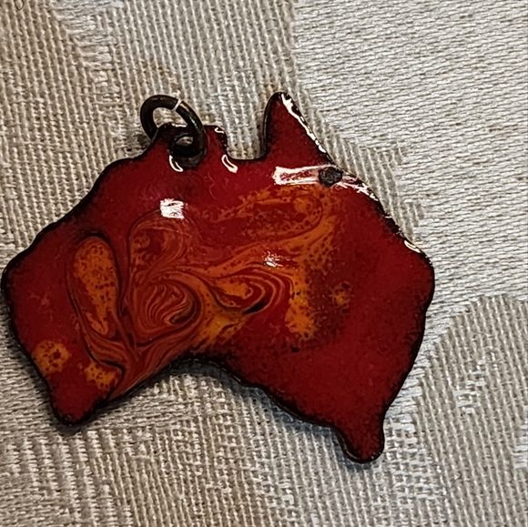 VINTAGE 80s AUSTRALIA MAP ENAMEL PENDANT – RED ORANGE COOPER ART JEWELRY - Picture 4 of 11